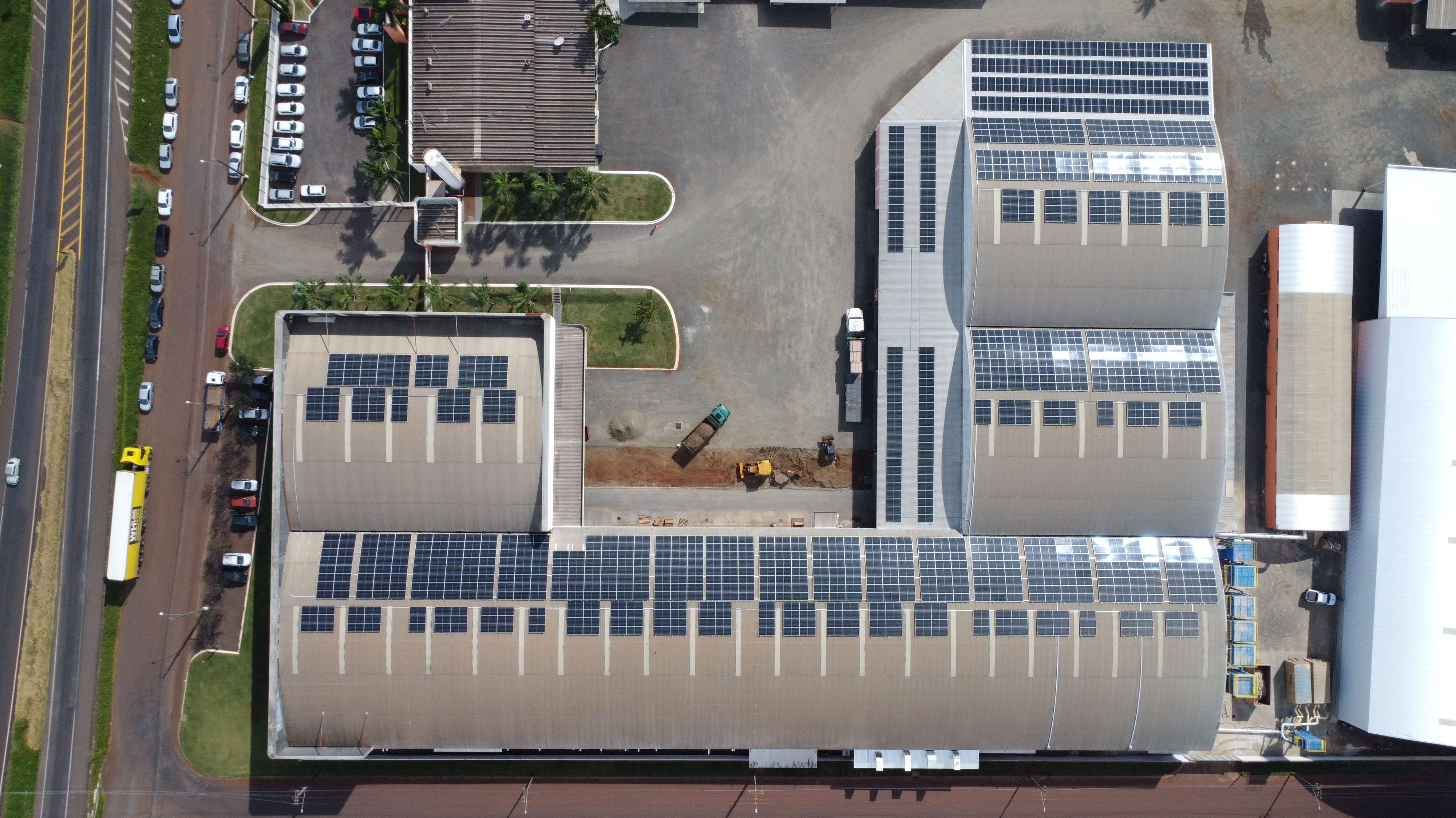 Vista vertical da usina solar da HB Móveis
